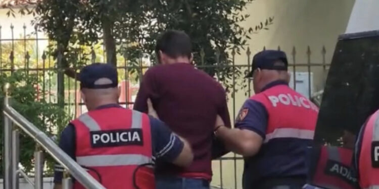 Vrau babanë me sende të forta, gjykata lë në burg 37-vjeçarin nga Mallakastra