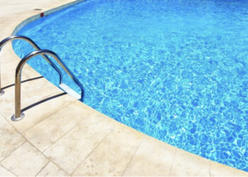 Misteri në Linzë / Shpallet në kërkim administratori i restorantit, 25-vjeçarja rrezikoi të mbytej në pishinë ndërsa shoku s’e ndihmoi se “s’dinte not”