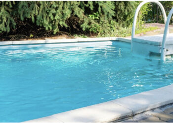 Gruaja mbytet në pishën në sy të fëmijës së saj të mitur