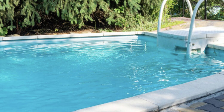 Gruaja mbytet në pishën në sy të fëmijës së saj të mitur