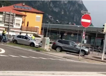 VIDEO/ Operacion si në filma, policia italiane “mbërthen” 2 shqiptarët me gjysmë kilogrami “pluhur