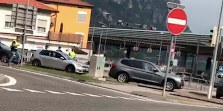 VIDEO/ Operacion si në filma, policia italiane “mbërthen” 2 shqiptarët me gjysmë kilogrami “pluhur