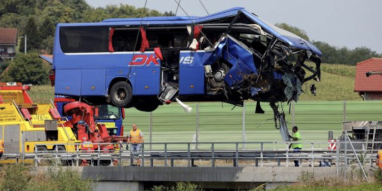 Mediat kroate publikojnë pamje nga tërheqja e autobusit, pjesa e përparme e tij krejtësisht e shtypur