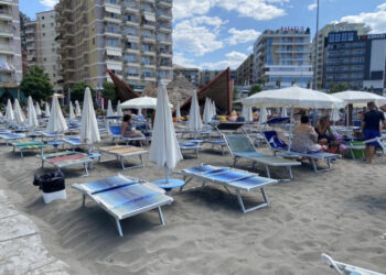 Rritja e çmimeve dhe rënia e euros, “boshatiset” plazhi i Shëngjinit