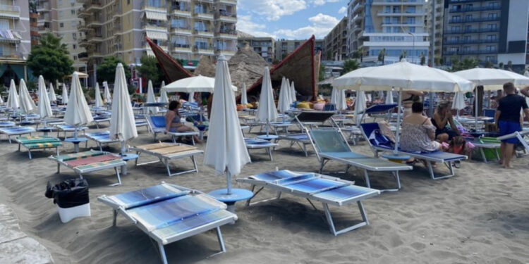 Rritja e çmimeve dhe rënia e euros, “boshatiset” plazhi i Shëngjinit