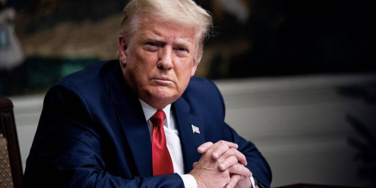 FBI i bastisi shtëpinë, Trump “kyç gojën” para prokurorëve: Gjueti shtrigash