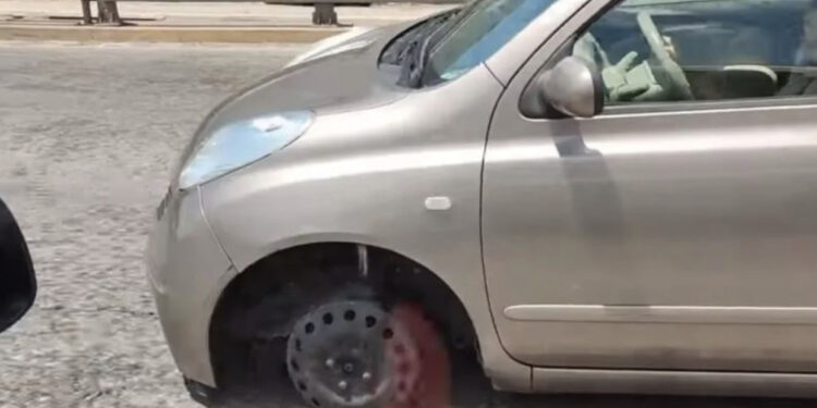 E pabesueshme, makina qarkullon pa njërën gomë në autostradë