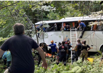 VIDEO/ Përmbyset autobusi me turistë në Turqi, 5 të vdekur dhe 36 të plagosur