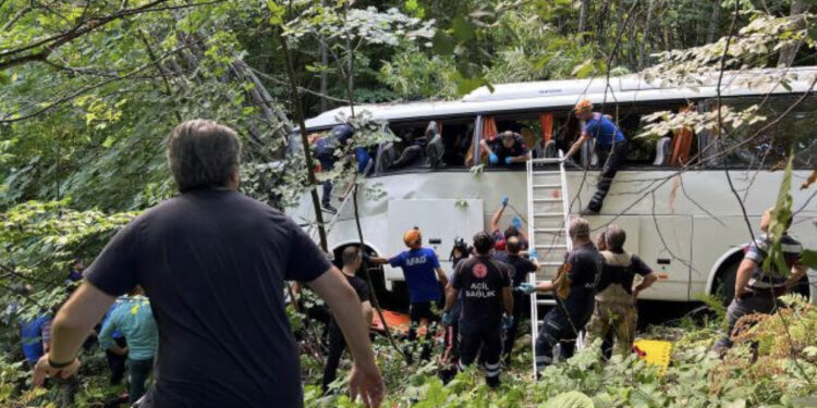 VIDEO/ Përmbyset autobusi me turistë në Turqi, 5 të vdekur dhe 36 të plagosur