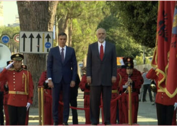 Kryeministri spanjoll mbërrin në Tiranë, pritet me ceremoni zyrtare nga Rama