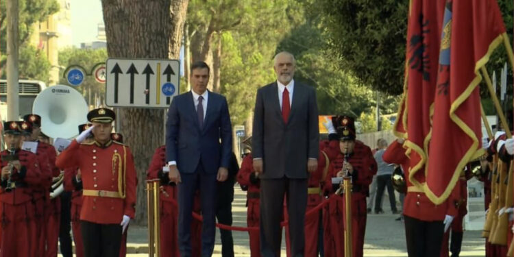 Kryeministri spanjoll mbërrin në Tiranë, pritet me ceremoni zyrtare nga Rama