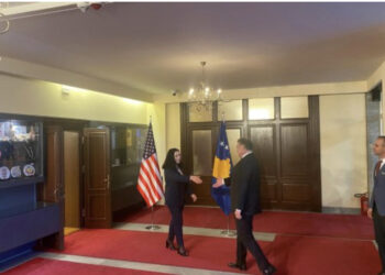 VIDEO/ Escobar “hutohet” në Prishtinë, presidentja Osmani i kujton se duhet të shtrëngojnë duart për foto