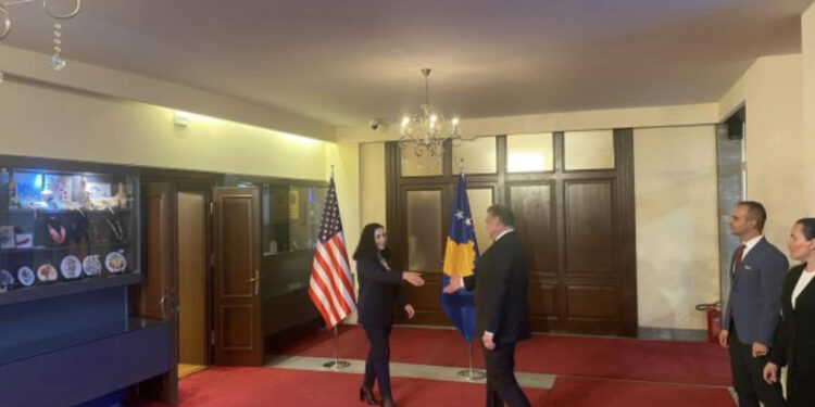 VIDEO/ Escobar “hutohet” në Prishtinë, presidentja Osmani i kujton se duhet të shtrëngojnë duart për foto