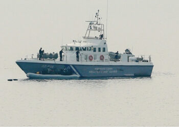 Autoritetet greke nxjerrin nga deti dy trupa të pajetë, dyshohet se janë emigrantë të mbytur në 2021