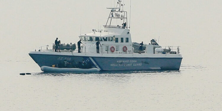 Autoritetet greke nxjerrin nga deti dy trupa të pajetë, dyshohet se janë emigrantë të mbytur në 2021