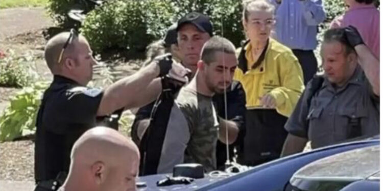 Momenti i arrestimit të tij, ky është 24 vjeçari që goditi me thikë shkrimtarin e njohur