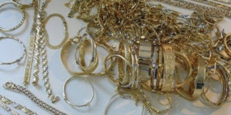 Grabitësit i bëjnë gjëmën 53-vjeçarit në Durrës, i hyjnë në shtëpi dhe i vjedhin bizhuteritë e lekët