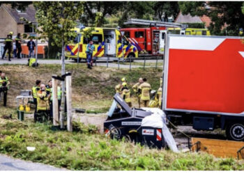 Kamioni del nga rruga dhe përplas turmën me njerëz, të vdekur e të plagosur