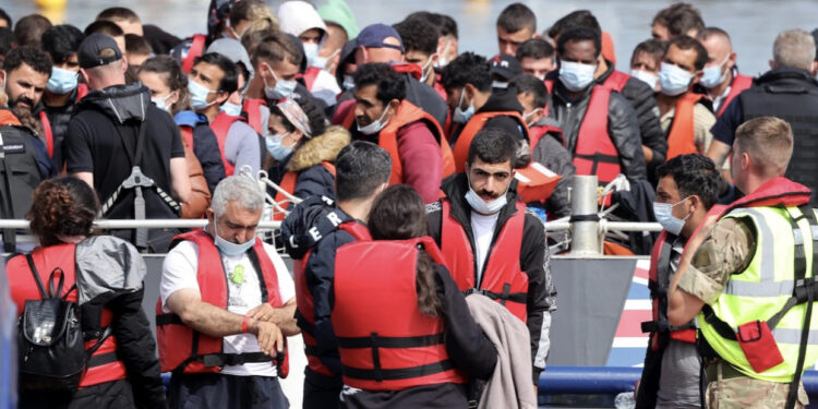 Britanikja “The Telegraph”: Policia shqiptare do vendoset në Kanalin e La Manshit, për të identifikuar dhe deportuar emigrantët e paligjshëm