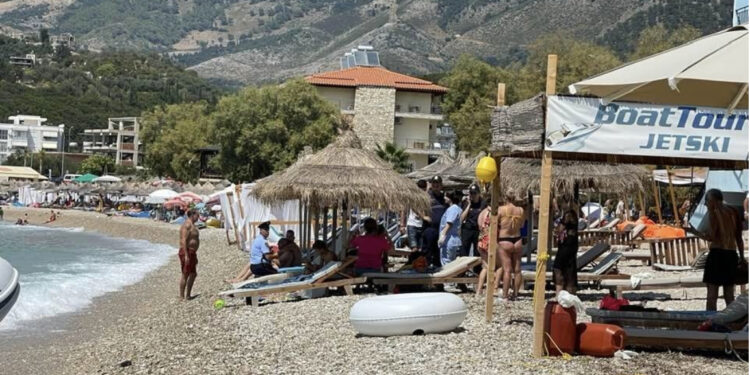 FOTOT/ Drejtuesi i skafit humbi kontrollin, si u përplas për vdekje fëmija 5 vjeç në plazhin e Himarës