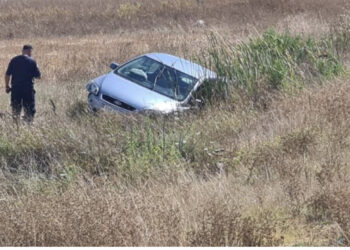 Aksident në aksin rrugor Fier-Lushnje, makina del nga rruga dhe përfundon në kanal