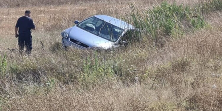 Aksident në aksin rrugor Fier-Lushnje, makina del nga rruga dhe përfundon në kanal