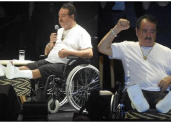 VIDEO/ Pas aksidentit me makinë, ikona e muzikës turke shkon në koncert me karrocë dhe këmbë të fashuara