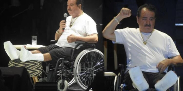 VIDEO/ Pas aksidentit me makinë, ikona e muzikës turke shkon në koncert me karrocë dhe këmbë të fashuara