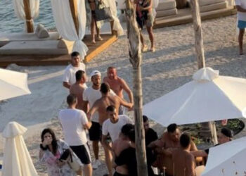 VIDEO/ U ngacmuan gratë, plas grushti në Vlorë: Gjakosen keq pushuesit