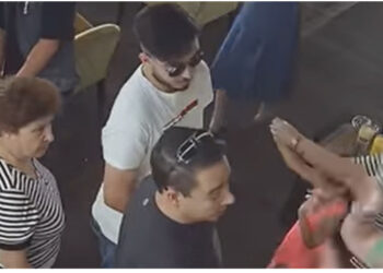 VIDEO/ Iu vonua kafja, burri godet me shpullë pronaren e lokalit, përplaset dhe me të birin