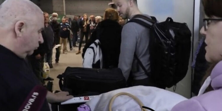 Qindra rusë zbarkojnë në Beograd. Ikin nga mobilizimi ushtarak. Mediave serbe ju thonë: Putini është vrasës!