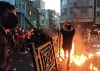 Më të guximshëm se kurrë, të rinjtë iranianë ngrihen kundër represionit prej dekadash, disa të vdekur në protestat e dhunshme