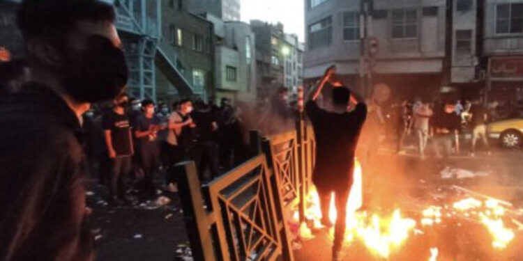 Më të guximshëm se kurrë, të rinjtë iranianë ngrihen kundër represionit prej dekadash, disa të vdekur në protestat e dhunshme