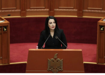 ‘Darkoni me oligarkët’/ Balluku ‘tërbohet’ në Kuvend: Pse, pishtarin na mbani ne?