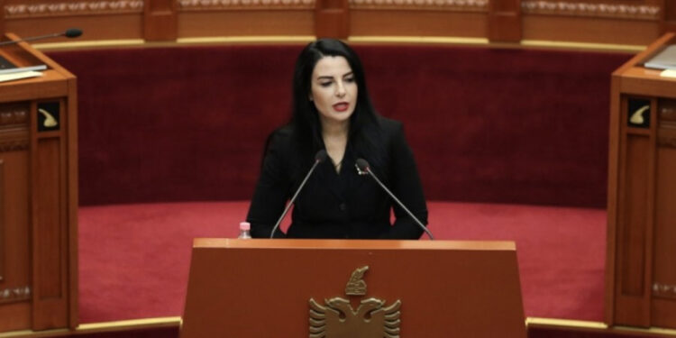 ‘Darkoni me oligarkët’/ Balluku ‘tërbohet’ në Kuvend: Pse, pishtarin na mbani ne?