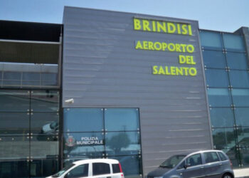 Tentojnë të fluturojnë drejt Londrës me dokumente false, arrestohen dy shqiptarë në Brindisi