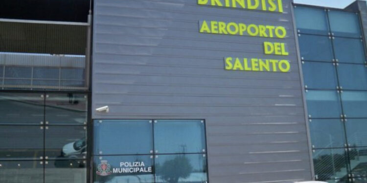 Tentojnë të fluturojnë drejt Londrës me dokumente false, arrestohen dy shqiptarë në Brindisi