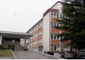 Alarm për bombë në spitalin e Pejës, stafi mjekësor vëren send të dyshimtë në xhepin e pacientit