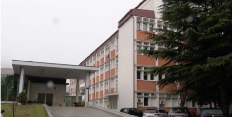 Alarm për bombë në spitalin e Pejës, stafi mjekësor vëren send të dyshimtë në xhepin e pacientit