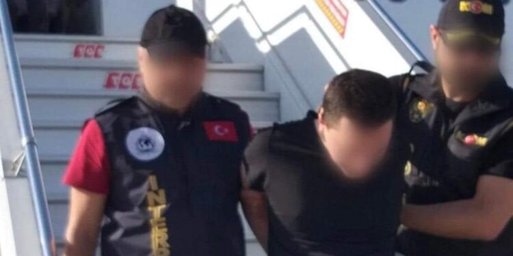 Kërkoi azil në Shqipëri, deportohet njeriu i Sedat Pekerit, dalin fotot nga aeroporti