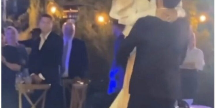 Video nga brenda dasmës: Shkëlzeni ‘rrëmben’ Arminën në krah