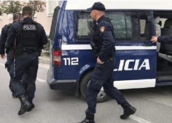 Mashtroi dy persona dhe u mori sasi të mëdha parash, arrestohet 54-vjeçari në Tiranë