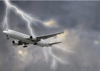 Momente paniku në bord, avioni me 90 pasagjerë goditet nga rrufeja