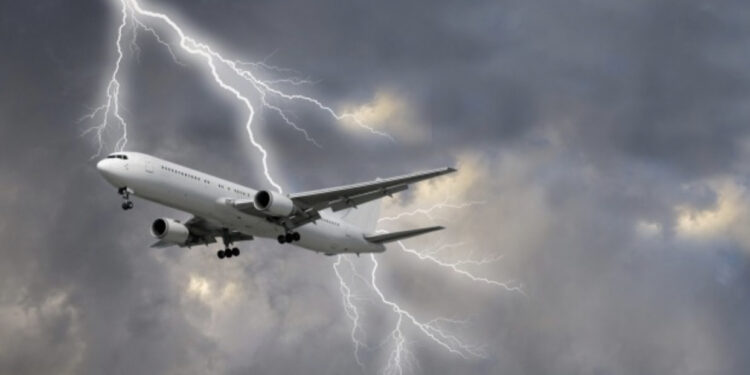 Momente paniku në bord, avioni me 90 pasagjerë goditet nga rrufeja