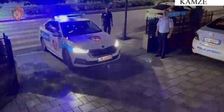 Kanosi dhe dhunoi gruan, 37-vjeçari nga Kamza hedh armën nga dritarja kur sheh policinë te dera