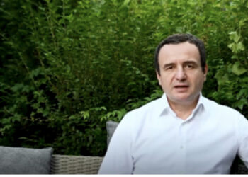 Kurti thirrje qytetarëve serbë në serbisht: Ndërroni targat, trashëgimia e Milosheviçit synon t’u mbajë të izoluar