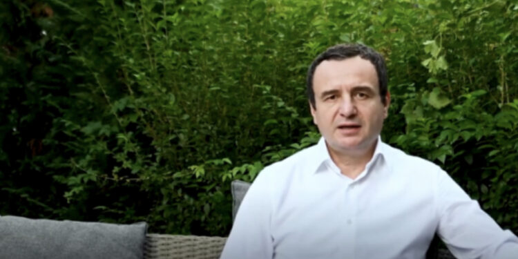 Kurti thirrje qytetarëve serbë në serbisht: Ndërroni targat, trashëgimia e Milosheviçit synon t’u mbajë të izoluar