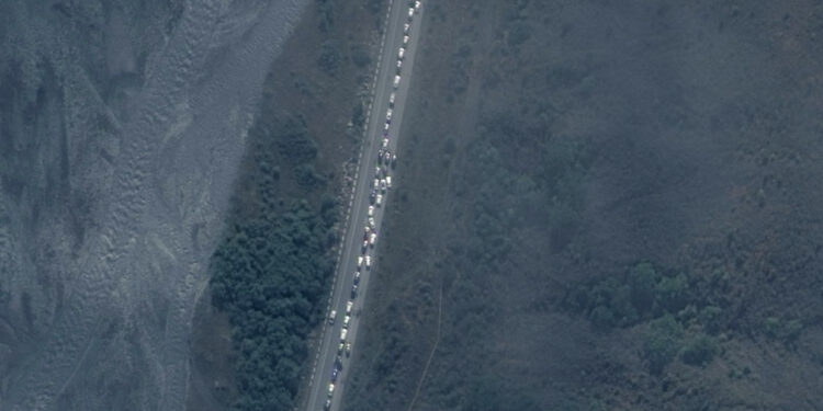 Vladimir Putin kërkon të rekrutojë 1.2 milionë qytetarë? , rusët “ia mbathin”, publikohen imazhet satelitore: 10 milje radhë