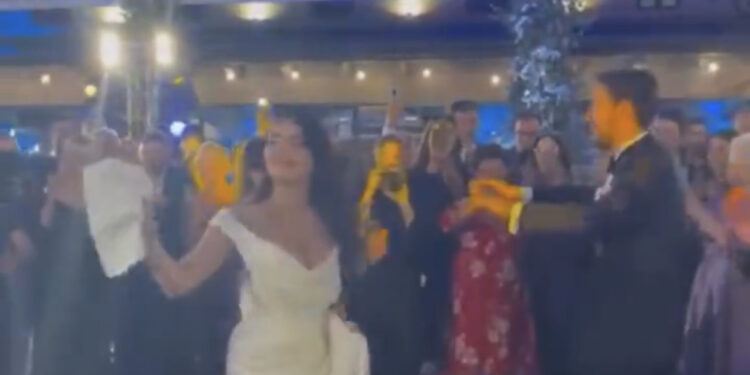 VIDEO/ “O Mari Maria, faqe gurabia”, brenda dasmës së Arminës dhe Shkëlzenit, ndizet atmosfera me Napoloni
