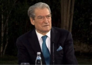 “Askush nuk thotë dot se pas një gruaje të suksesshme qëndron një burrë”, Berisha: Nënë Tereza na bëri të njohur në botë